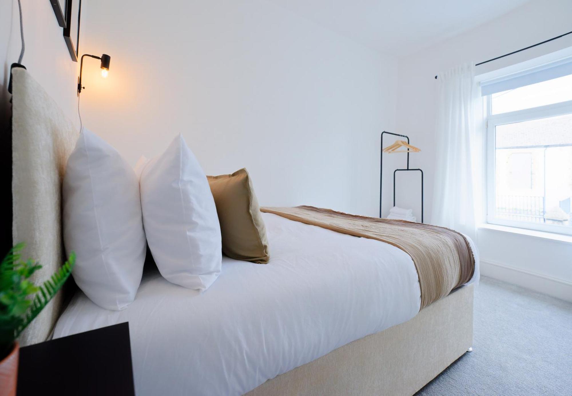 Stayright 3 Bed Home Near Hiking Trails & Parks Llwynypia Экстерьер фото